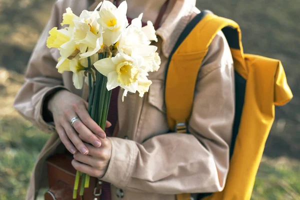 Fille Tenant Bouquet Jonquilles Dans Ses Mains Fond Atmosphérique Extérieur — Photo