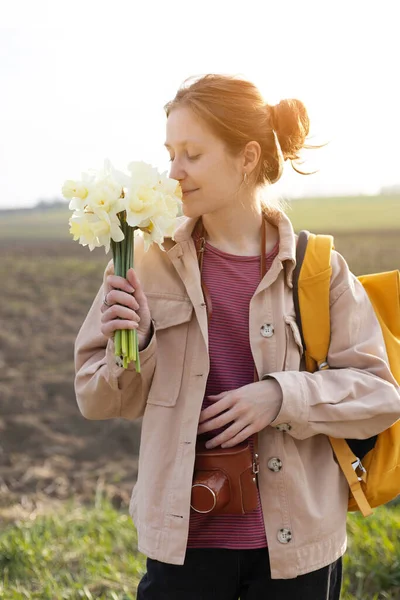 Menina Segurando Buquê Narcisos Suas Mãos Fundo Atmosférico Exterior — Fotografia de Stock