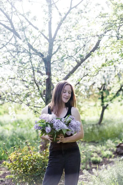 Été Belle Fille Avec Bouquet Lilas Printemps Garde — Photo