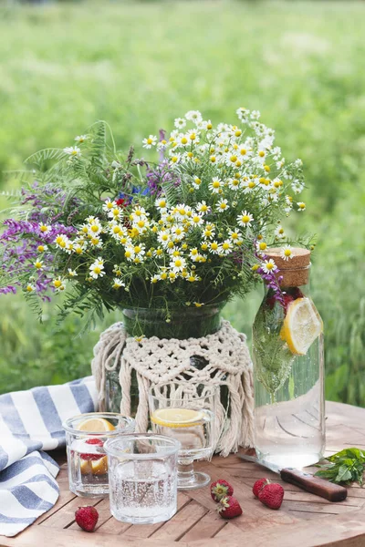 Desayuno Jardín Sobre Mesa Hay Jarrón Con Margaritas Vasos Limonada — Foto de Stock