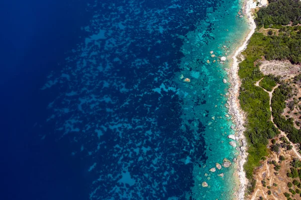 Bovenaanzicht Vanuit Lucht Turquoise Golven Fantastische Rotsachtige Kustlijn — Stockfoto