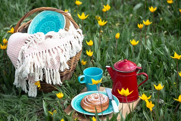 Frühlingspicknick Auf Der Wiese Stillleben Zimtbrötchen Tasse Tee Und Korb — Stockfoto
