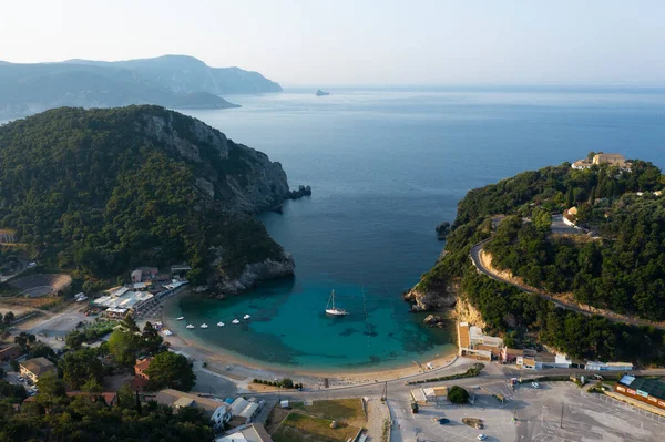 澄んだ空と穏やかな海 コルフ ギリシャの旧市街の湾の上に非常に平和な日の出 — ストック写真