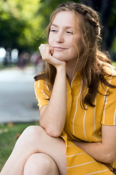 Bella Ragazza Posa Camer — Foto Stock