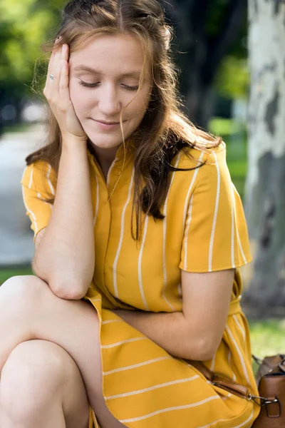 Bella Ragazza Posa Camer — Foto Stock