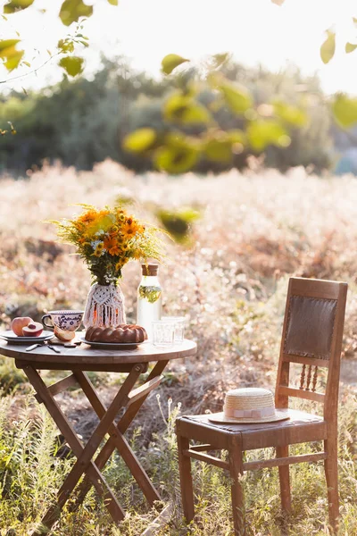 庭と静物画です 庭のティーパーティー 桃のパイ テーブルの上に野の花の花束の花瓶 — ストック写真