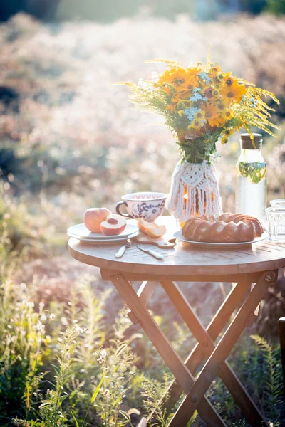 Garten Und Stillleben Teeparty Garten Pfirsichkuchen Vase Mit Strauß Wildblumen — Stockfoto