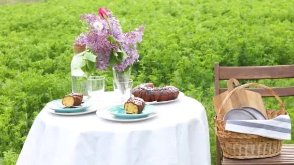 Tavolo Pranzo Sotto Gli Alberi Fiore Nel Giardino Privato Nella — Video Stock