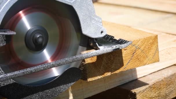 Circular Saw Cutting Wooden Plank Close Slow Motion Video — Stock Video