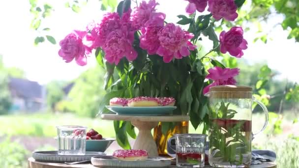 Mesa Cena Bajo Los Árboles Florecientes Jardín Privado Ventoso Día — Vídeo de stock