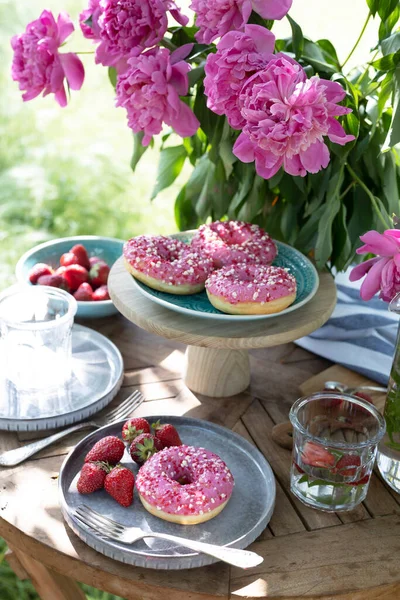 Garden Tea Party Country Style Still Life Donuts Dishes Vase — Stock Fotó