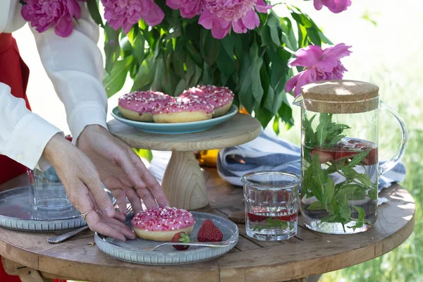 Garden Tea Party Country Style Still Life Donuts Dishes Vase — Φωτογραφία Αρχείου
