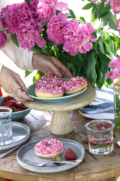 Garden Tea Party Country Style Still Life Donuts Dishes Vase — Fotografia de Stock