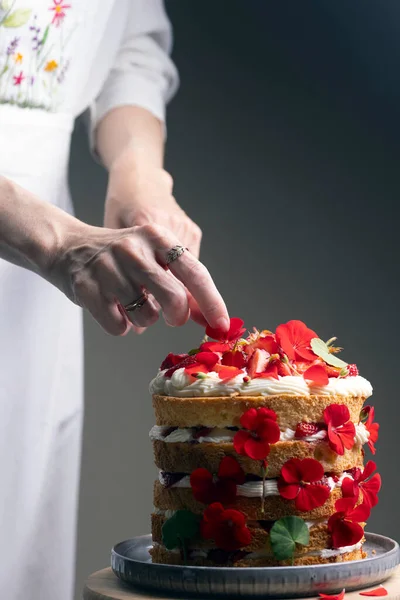 Beautiful Biscuit Cake Strawberries Decorated Natural Geranium Flowers Process Decorating — 스톡 사진