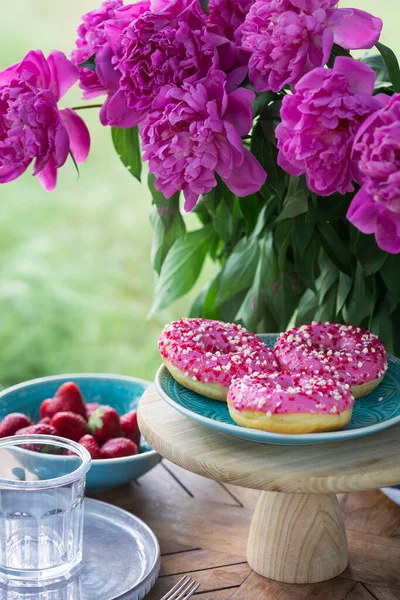 Garden Tea Party Country Style Still Life Donuts Dishes Vase — Stockfoto