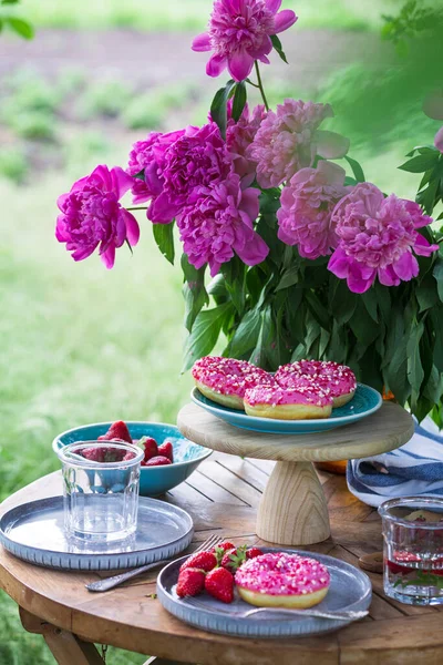 Garden Tea Party Country Style Still Life Donuts Dishes Vase — Foto de Stock
