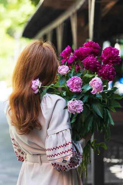 Ukrainian Girl Vyshyvanka Bouquet Peonie — 图库照片