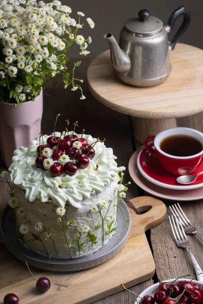 Mooie Biscuit Cake Met Zoete Kers Versierd Met Natuurlijke Bloem — Stockfoto