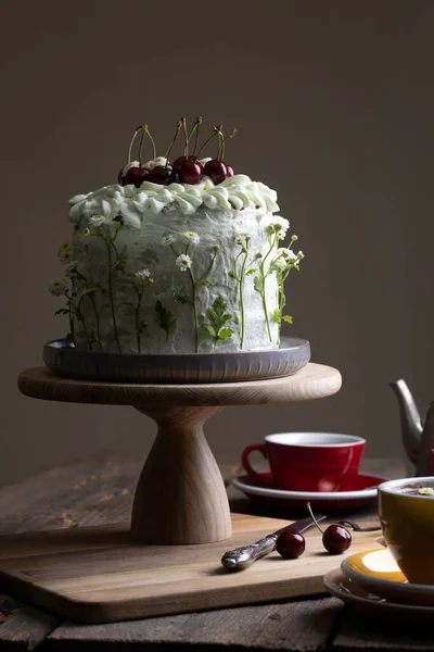 Mooie Biscuit Cake Met Zoete Kers Versierd Met Natuurlijke Bloem — Stockfoto