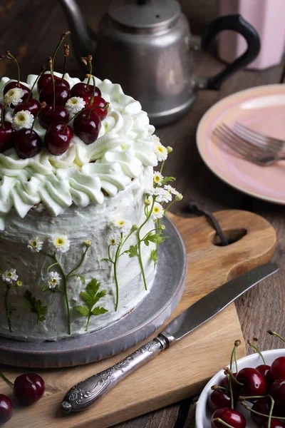 Mooie Biscuit Cake Met Zoete Kers Versierd Met Natuurlijke Bloem — Stockfoto