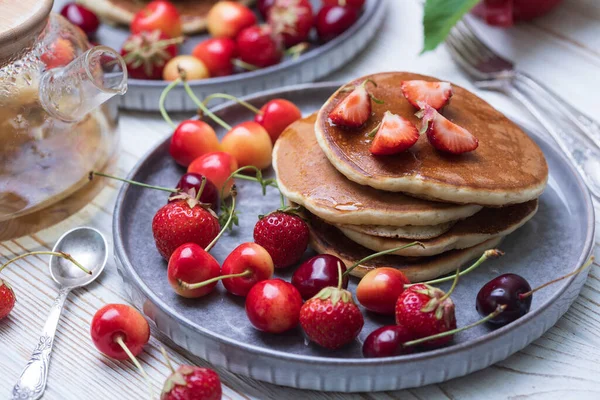 Helles Sommerfrühstück Pfannkuchen Mit Kirschen Und Erdbeeren — Stockfoto