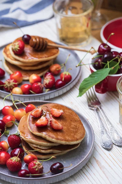 Helles Sommerfrühstück Pfannkuchen Mit Kirschen Und Erdbeeren — Stockfoto