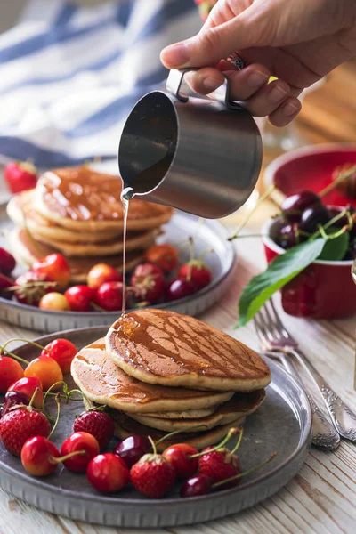 Bright Summer Breakfast Pancakes Cherries Strawberrie —  Fotos de Stock