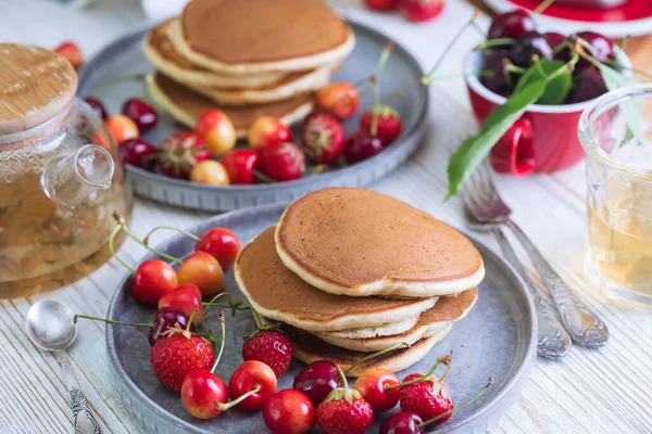 Bright Summer Breakfast Pancakes Cherries Strawberrie —  Fotos de Stock