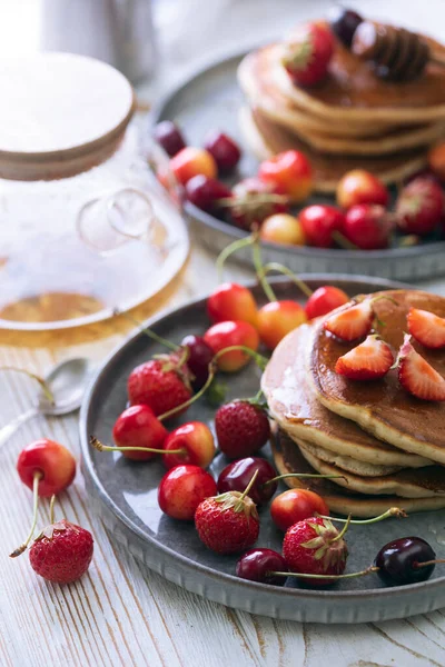 Bright Summer Breakfast Pancakes Cherries Strawberrie — Stock fotografie