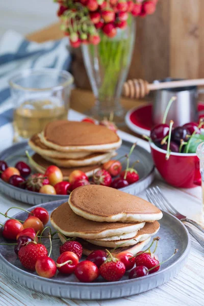 Bright Summer Breakfast Pancakes Cherries Strawberrie — Stockfoto