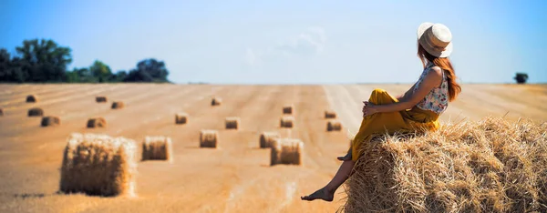 Bela Paisagem Fardos Redondos Uma Menina Fiel — Fotografia de Stock