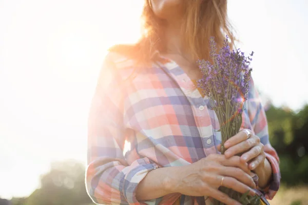 Girl Holding Bouquet Lavender Backdrop Sunse — Stock fotografie