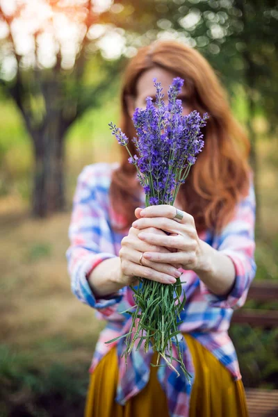 Dívka Drží Kytici Levandule — Stock fotografie