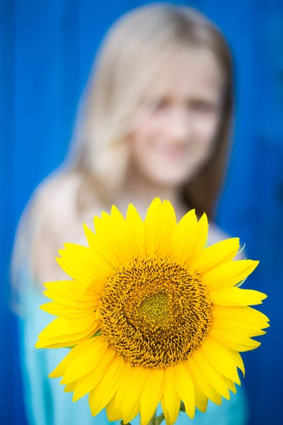 Verão Retrato Uma Menina Sorridente Com Sunflowe — Fotografia de Stock