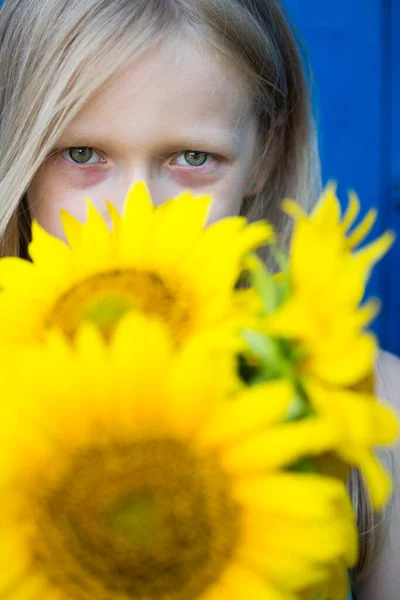 Sommer Porträt Eines Kleinen Lächelnden Mädchens Mit Sonnenstrahl — Stockfoto