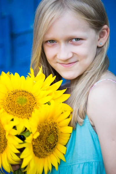 Verão Retrato Uma Menina Sorridente Com Sunflowe — Fotografia de Stock