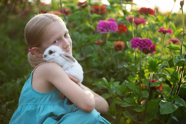 Bella Bambina Che Tiene Mano Coniglio Bianco Garde — Foto Stock