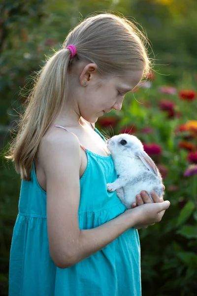 美丽的小女孩手捧着白兔子在那里 — 图库照片