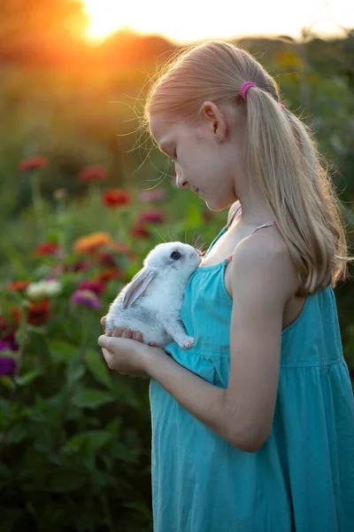 Hermosa Niña Sosteniendo Las Manos Conejo Blanco Garde —  Fotos de Stock
