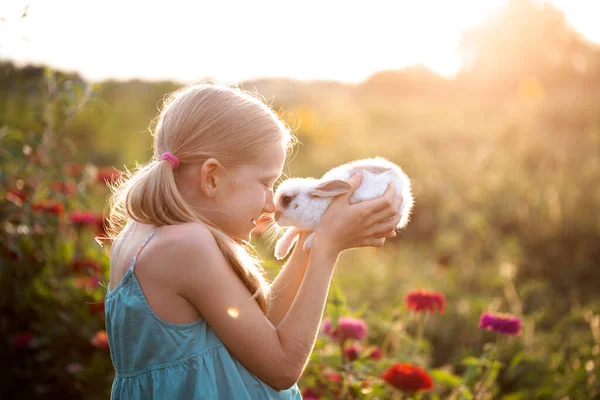 Красивая Маленькая Девочка Держит Руках Белого Кролика Гарде — стоковое фото
