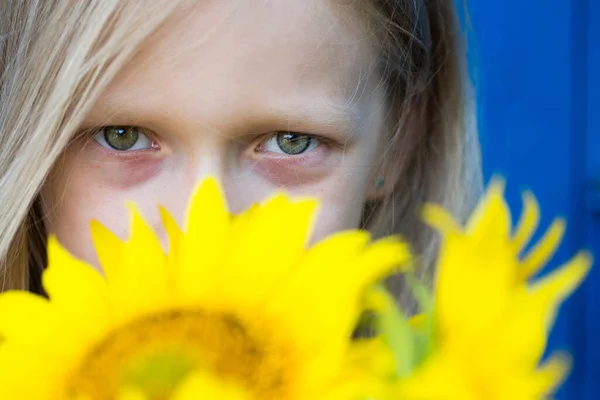 Sommer Porträt Eines Kleinen Lächelnden Mädchens Mit Sonnenstrahl — Stockfoto