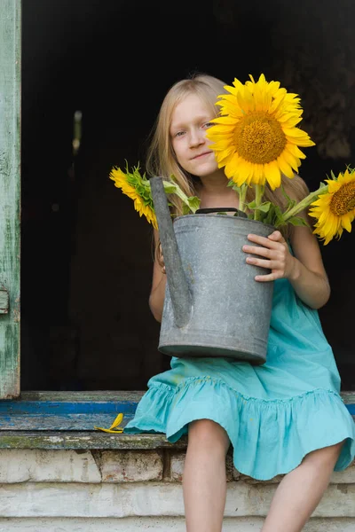 一个小的微笑的女孩的画像与 Sunflowe — 图库照片