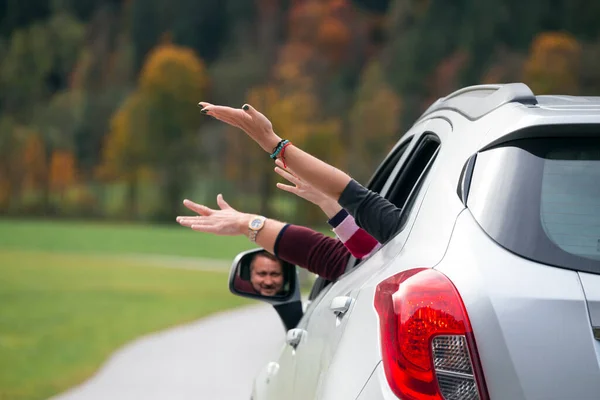 Hände Von Männern Und Mädchen Die Aus Einem Autofenster Auf — Stockfoto