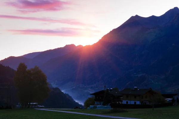 Hermoso Paisaje Amanecer Brillante Las Montañas Austri —  Fotos de Stock