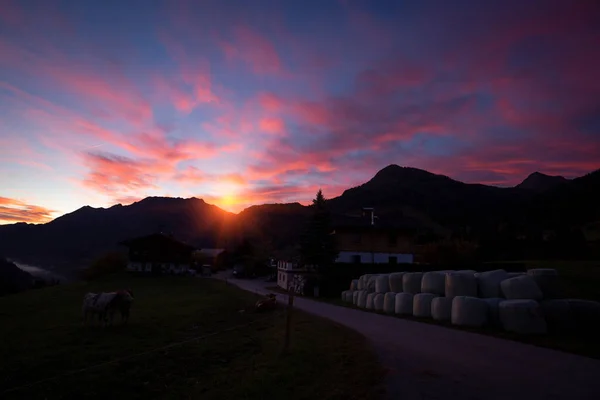 Hermoso Paisaje Amanecer Brillante Las Montañas Austri —  Fotos de Stock