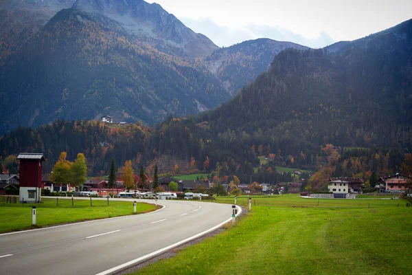 Hermoso Paisaje Camino Través Pequeño Pueblo Las Montañas Austria Autum —  Fotos de Stock