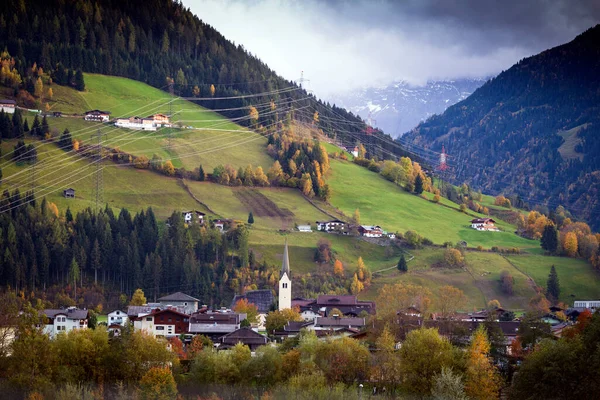 Őszi Táj Gyönyörű Kilátás Nyílik Alpesi Falvak Hátterében Hegy — Stock Fotó