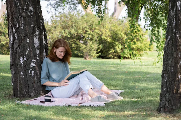 Chica Leyendo Libro Sobre Ley — Foto de Stock