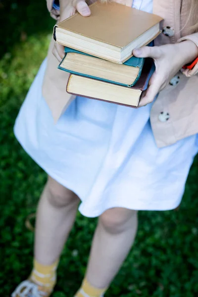 Ragazza Che Tiene Mano Una Pila Libri Caffè — Foto Stock