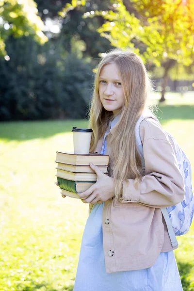 Schöne Spaß Schulmädchen Mit Einem Rucksack Bücher Und Kaffee Outdoo — Stockfoto